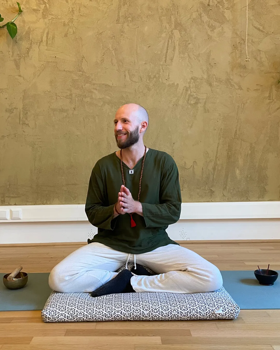 Stefan Schott in seinem Meditationsraum in Wien